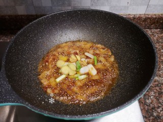 9、爆炒卷心菜,放入葱段、生姜和大蒜片翻炒均匀。