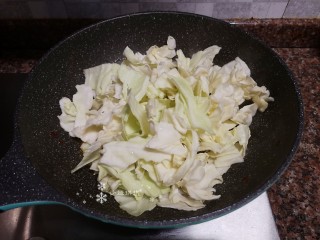 11、爆炒卷心菜,放入卷心菜翻炒片刻，直至卷心菜变软。