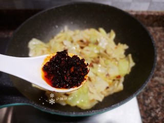 13、爆炒卷心菜,放入一勺老干妈油辣椒翻炒均匀。