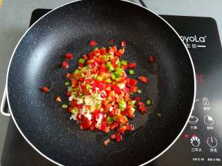 11、凉拌腐竹,锅里放玉米油烧热，加入青椒，红椒和蒜米碎粒