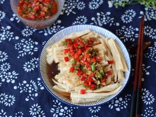 14、凉拌腐竹,腐竹上淋上汤汁