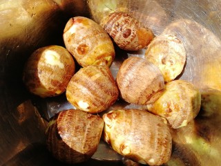 2、红烧芋头,刷洗干净。