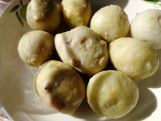 3、红烧芋头,扒去皮。