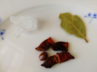 5、红烧芋头,准备冰糖，香叶，八角。