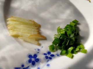 6、红烧芋头,姜片切丝，葱段切碎。