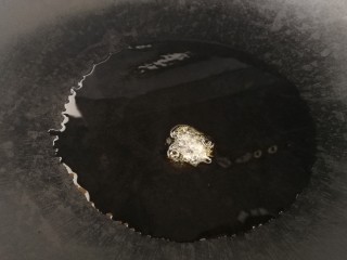 7、红烧芋头,热锅凉油放入冰糖，小火至冰糖融化。