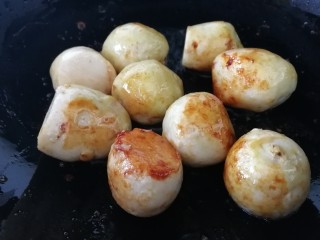 8、红烧芋头,冰糖成焦糖色放入芋头，文火翻炒。