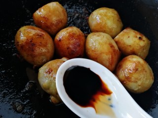 11、红烧芋头,加半汤匙老抽，中小火炒匀上色。