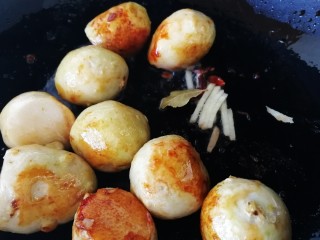 9、红烧芋头,放入姜丝，香叶，八角，文火炒出香味。