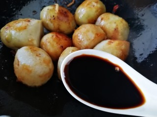 10、红烧芋头,加一汤匙生抽，中小火翻炒均匀增鲜。