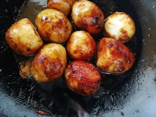 12、红烧芋头,加过芋头一半的开水。