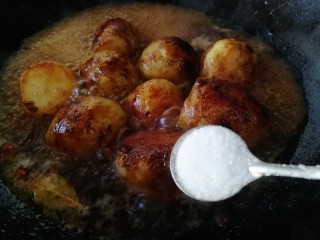 13、红烧芋头,大火烧开，放一小勺盐。