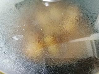 14、红烧芋头,盖上锅盖，文火烧。