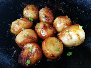 15、红烧芋头,烧到汤汁浓稠撒上些葱花即可。