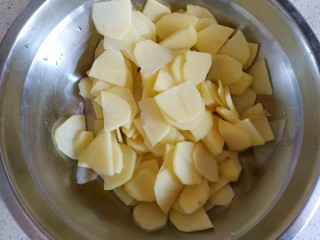 1、西红柿青椒土豆片,土豆去皮，切片，用清水洗去淀粉