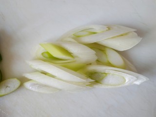 4、西红柿青椒土豆片,葱切片