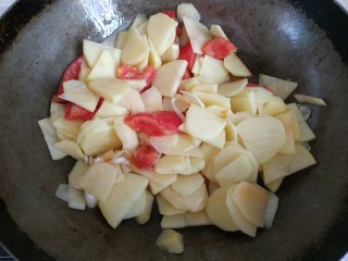 7、西红柿青椒土豆片,放入土豆片翻炒