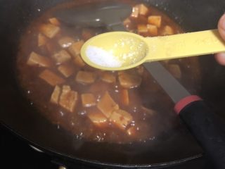 12、十味 家常豆瓣烧豆腐,加入盐和糖，搅拌均匀关火