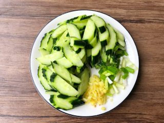 2、青瓜蛋花汤,黄瓜外皮不用全部刮掉，刮成虎皮状即可，清洗干净切成薄片，生姜去皮洗净切末，葱洗净切葱花。