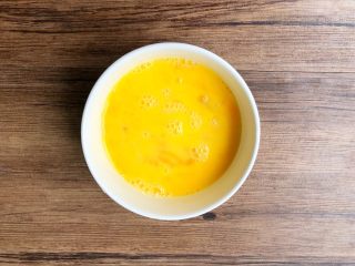 3、青瓜蛋花汤,鸡蛋磕入碗里，搅打成蛋液待用。