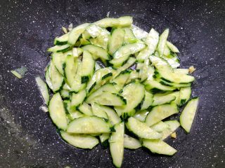 5、青瓜蛋花汤,热锅放入少许油，放入葱白和姜末爆香，再放入黄瓜翻炒一下。