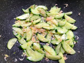 6、青瓜蛋花汤,加入虾皮翻炒均匀。