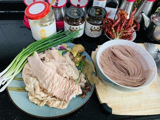 1、麻辣肥肠,大肠用面粉,醋,水泡一泡洗干净表面后,再翻过来把里面的肥油弄掉,洗干净后放水冲洗,直到清水再返回正面,多洗几遍