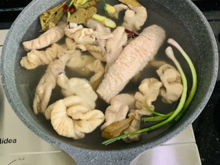 2、麻辣肥肠,锅内添水,放姜片,葱,香叶,八角,猪大肠,烧开后转中火煮10分钟