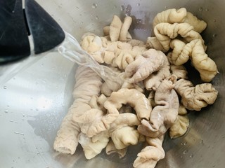 4、麻辣肥肠,十分钟后捞出大肠冲洗干净浮沫,多过几遍水至大肠凉透