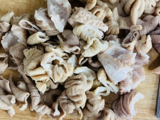 5、麻辣肥肠,大肠切块