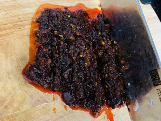 6、麻辣肥肠,豆瓣酱麻辣酱剁一剁,这样做出来的菜品更细腻