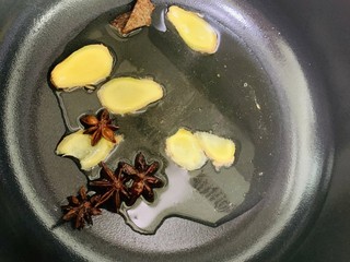 7、麻辣肥肠,锅里热油下姜片,八角,花椒,中小火炒出香味