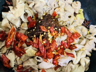 8、麻辣肥肠,下猪大肠,豆瓣酱,麻辣酱,干辣椒,翻炒均匀