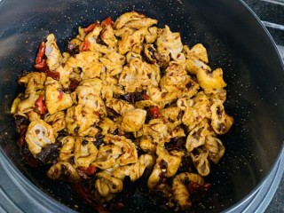 9、麻辣肥肠,感觉猪大肠炒出油,有点焦糖化,上色均匀后