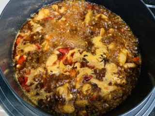 12、麻辣肥肠,大火烧开后,小火炖四十多分钟