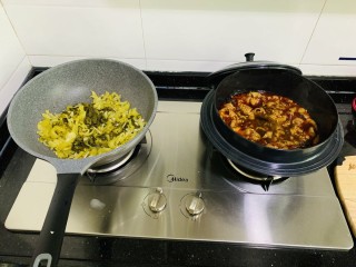 13、麻辣肥肠,炖大肠的过程中炒好酸菜,切好香菜