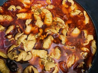 14、麻辣肥肠,大肠炖四十分钟后就可以出锅啦