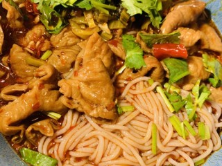 16、麻辣肥肠,米线提前泡半个小时,然后水开煮三分钟捞出过冷水,然后浇上肥肠,铺上酸菜,撒上香菜即可,超级香