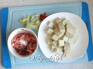 2、地方菜　四川麻婆豆腐,豆腐切小块；葱切段；姜切片；蒜和辣椒切碎；肉末或小肉丁放料酒、花椒、淀粉、盐等调味品拌匀腌十来分钟。