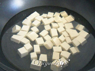 3、地方菜　四川麻婆豆腐,水里放盐，用水焯一下豆腐，捞出控水。