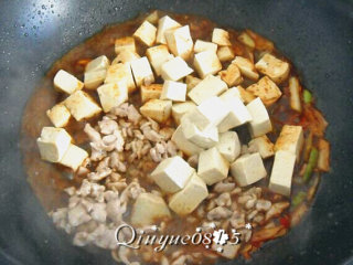 6、地方菜　四川麻婆豆腐,等水煮开后放豆腐和肉沫，少盐稍炖，勾芡大火收汁，放香油、胡椒粉和葱花等。
