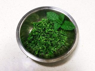 4、薄荷厚蛋烧,把薄荷叶切成小丁
