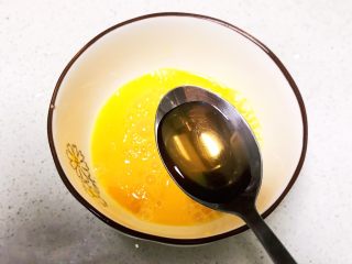 6、薄荷厚蛋烧,加入料酒