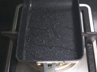 9、薄荷厚蛋烧,蛋烧锅烧热后刷一层玉米油