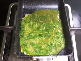 10、薄荷厚蛋烧,倒入2勺鸡蛋液