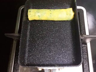 12、薄荷厚蛋烧,鸡蛋液底部凝固后就卷起来