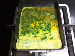 15、薄荷厚蛋烧,鸡蛋液底部凝固