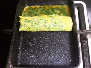 16、薄荷厚蛋烧,把蛋卷卷起来