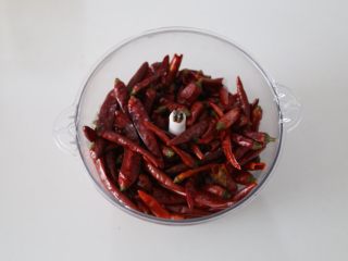 7、川香清油火锅底料,辣椒沥干水分后,放入搅拌机。