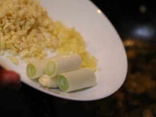 12、川香清油火锅底料,放入葱姜蒜,超值姜黄色。